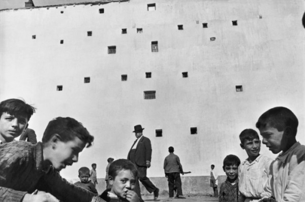 black-and-white-photography-henri-cartier-bresson-03 Black and white photography by Henri Cartier-Bresson