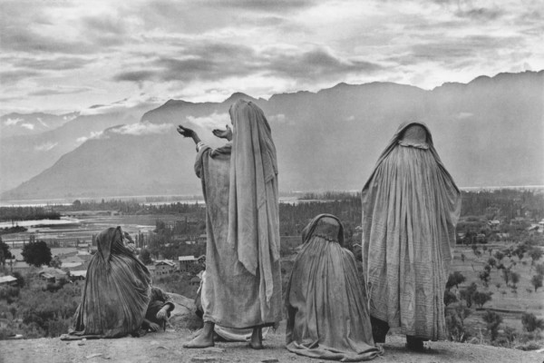 black-and-white-photography-henri-cartier-bresson-08 Black and white photography by Henri Cartier-Bresson
