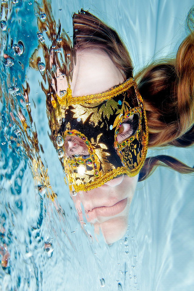 Unterwasser-Fotografie-Portrait-Karnevalsmaske-Haare