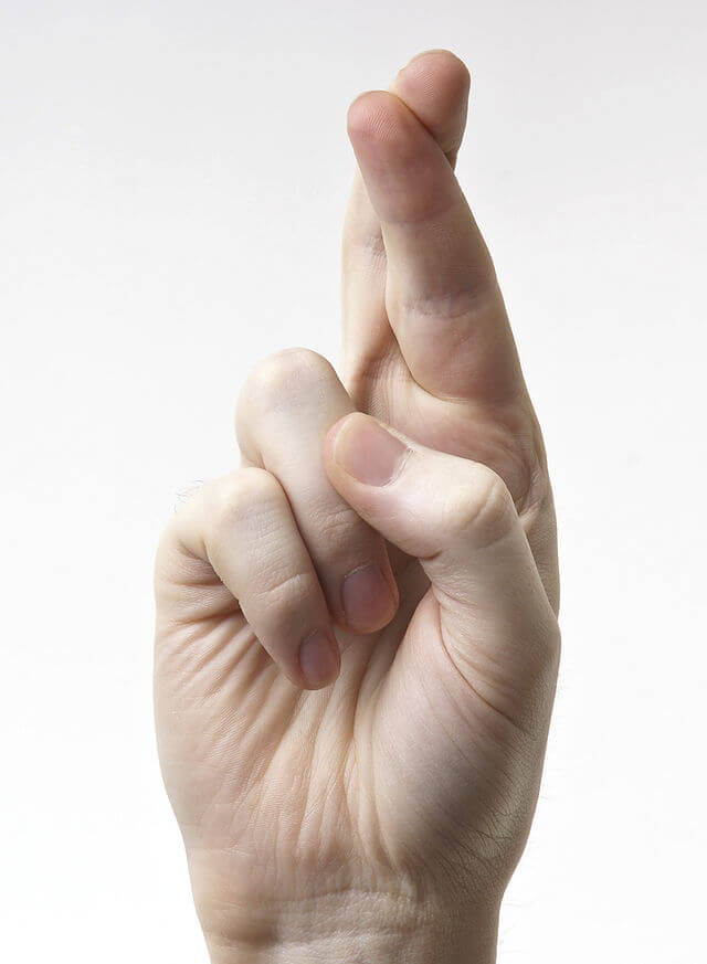 640px-Hands-Fingers-Crossed